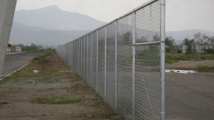 Cercado perimetral de malla ciclónica galvanizada a 2.50 metros de altura.