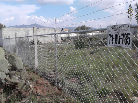 Cercado perimetral de malla ciclónica galvanizada a 2 metros de altura.