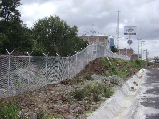 Cercado perímetral, de malla cilónica galvanizada a 2 metros de alto, con alambre de púa.