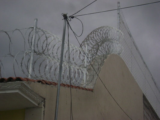 Concertina tipo militar, colocada en barda de casa habitación.
