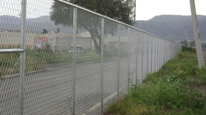 Cercado perimetral de malla ciclónica galvanizada a 2.50 metros de altura.