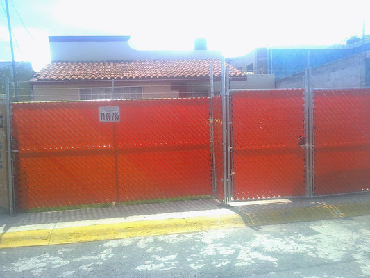 Malla ciclónica galvanizada, con cinta plástica color naranja.
