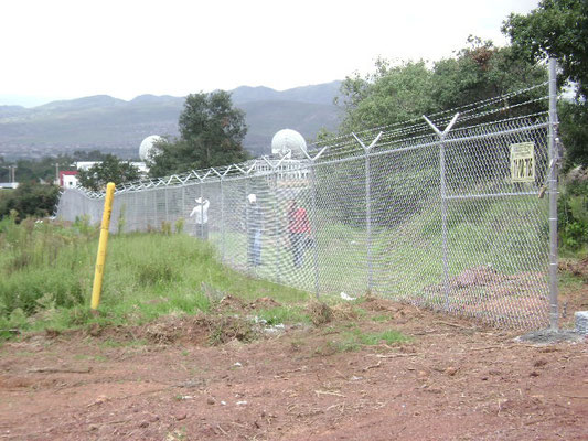 Cercado perimetral de malla ciclónica galvanizada a 2.50 metros de altura, con alambre de púas en la parte superior