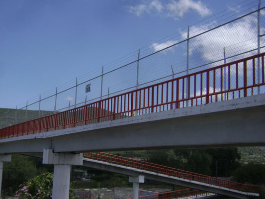 Protección en puentes peatonales, en la autopista Ixmiquilpan-Actopan