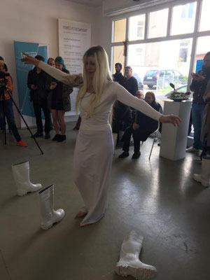  Dritter PERFORMANCEDAY 2017, Wiesbaden / Performance: Silvia Maria Philipp  NORMALITÄT IST EINE GEPFLASTERTE STRAßE (connecting people with Heraklit, Brecht and more) 