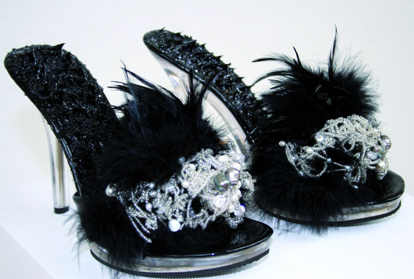 ohne Titel,  Svenja Ritter, 2010, Schuhe, Dornen, Biwaperlen (C) GALERIE PETRA NOSTHEIDE-EYCKE 023