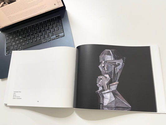 AR-Buchseite Skulptur "Weinende Frau"