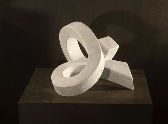 Frank Teufel, 24012, 2024, Carrara Marmor, 43 x 32 x 25 cm Galerie Leander Rubrecht, Wiesbaden