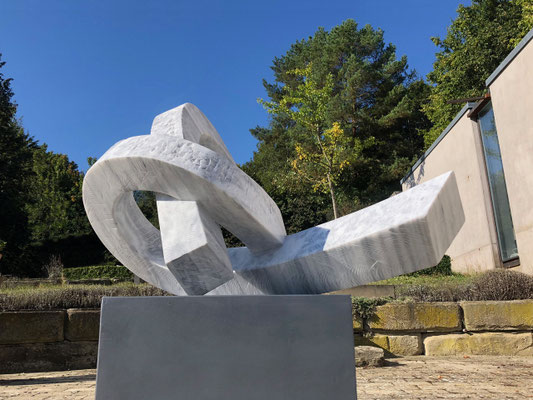 Frank Teufel,18020, 2018, Prokonnesischer Marmor, 55 x 90 x 60 cm Galerie Leander Rubrecht, Wiesbaden