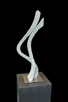 23005, 2023, Carrara Marmor und Epoxidharz, Höhe 60cm