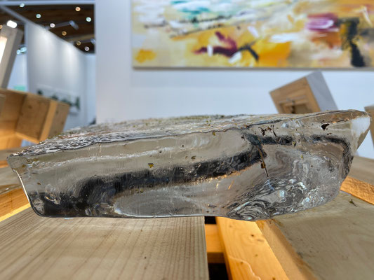 2025 art - FDie Eisskulptur zu Deniz Alt schmilzt dahin