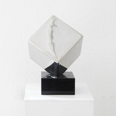 Otto_Scherer_Platinkubus_Keramik_platiniert_Acryllglas_20x13x13cm_2023, Auflage 3