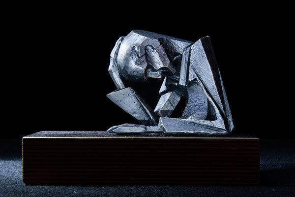 Mann im Büßerhemd, Bronze/Guß, 2025, 10 x 12 x 6 cm, Auflage 9 + 1 (ohne Podest)