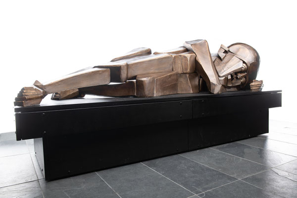 Stabile Seitenlage, 2023, Bronze, 52 x 220 x 60 cm, Auflage 5 + 1