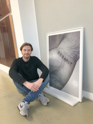 Pracht mit gerahmter 3+1 Edition des Originals "bezahlt" während der Ausstellung Kevin Clarke, 2022