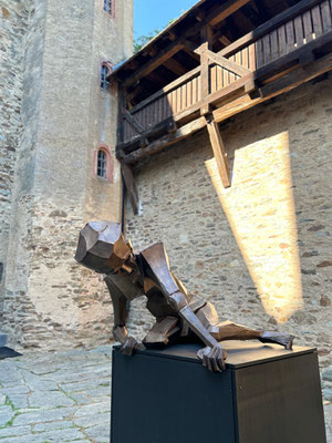 Bronze-Skulptur AM ABGRUND im Aussenbereich im Format 120 x 110 x 120 cm
