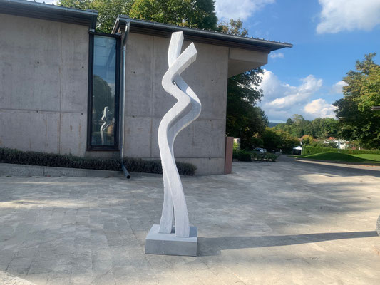 20022, 2020, Prokonnesischer Marmor, Höhe 224 cm