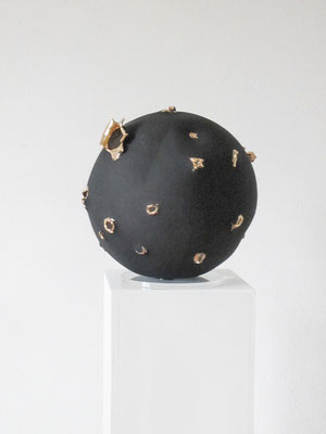 Otto Scherer: Hommage an Fontana, Keramik, teilvergoldet, 36 x 36 x 36cm, 