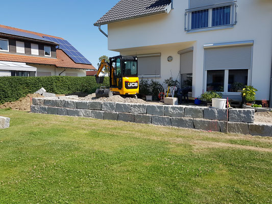 Gleichzeitig wird die Terrasse mit frostsicherem Kies in Schichten aufgefüllt und verdichtet.