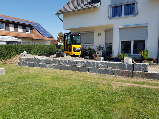 Gleichzeitig wird die Terrasse mit frostsicherem Kies in Schichten aufgefüllt und verdichtet.