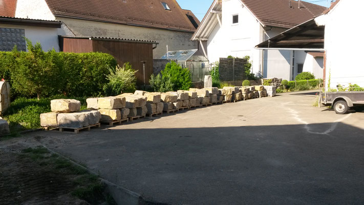 Die Natursteine wurden auf Paletten angeliefert.