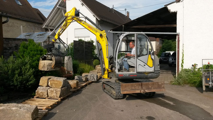 Mit einem Stein-Greifer lassen sich die Steine gut und zügig versetzen.