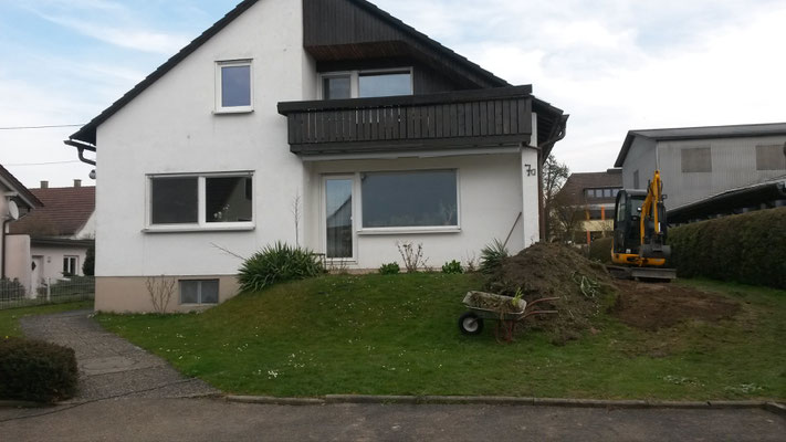 Hier soll eine runde Natursteinmauer mit Terrasse entstehen.