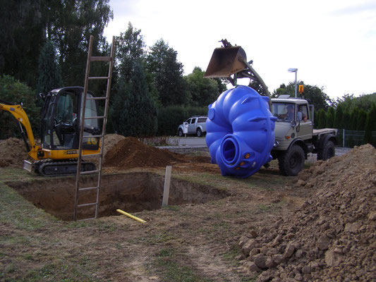  Der Regenwassertank wiegt nur 100 kg und könnte auch von 2 Männern eingebracht werden.