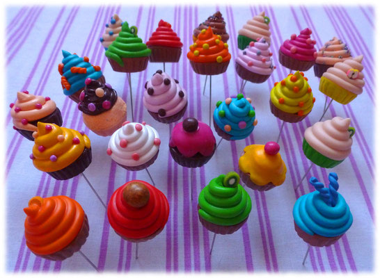 Alfileres cupcakes de colores.