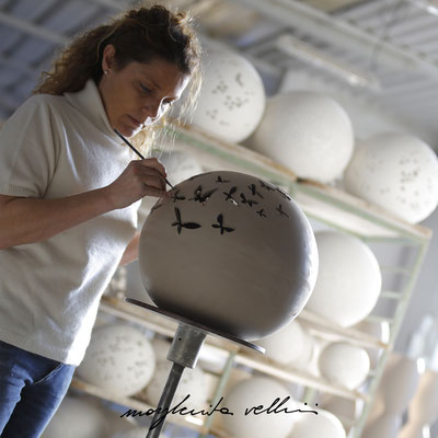 Esecuzione dell'intaglio FARFALLE - Margherita Vellini  - Lampade in ceramica  - Home Lighting Design