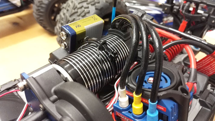 Damit der Pilot jederzeit weiß, wie es dem Motor in seinem RC-Car geht, haben wir einen Telemetrie-Temperatursensor verbaut und angeschlossen. Zusammen mit der speziellen Halterung kann so die genaue Temperatur erfasst und übertragen werden.