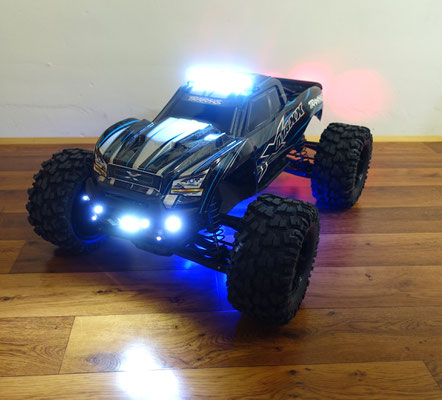 Dieser Traxxas X-Maxx hat eine Dach- und Unterbodenbeleuchtung sowie die reguläre LED-Lichtanlage erhalten...