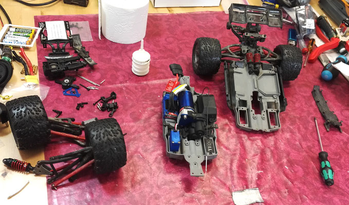 Chassis gebrochen? Kein Problem! Bei diesem Traxxas E-Revo VXL hat die Chassiskonstruktion nach einem Crash versagt. Im Rahmen einer Reparatur konnten wir aber im Handumdrehen alle Komponenten vom alten auf ein neues Chassis übertragen.