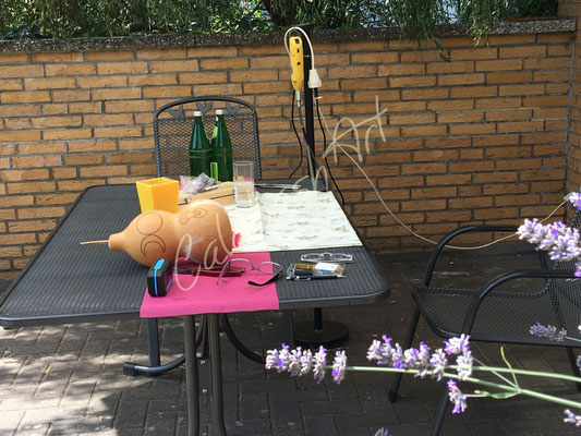 Mein Outdoor-Arbeitsplatz. Dir Konturen sind fertig gebohrt.