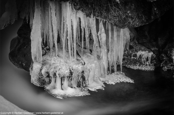 Stalaktiten aus Eis (schwarz-weiß) | Foto: Herbert Gasteiner