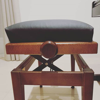 Changement du tissu d'un siège de piano en skaï