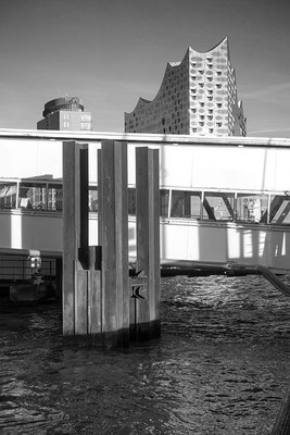 Überseebrücke mit Elbphilharmonie, Fotografie, schwarzweiß, Enno Franzius