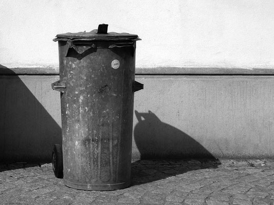 Mülltonnen - alt und neu, Greifswald, Foto, schwarzweiß, Enno Franzius