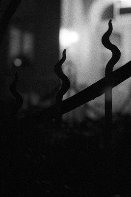 Ein Zaun bei Nacht, Hamburg, Foto, schwarzweiß, Enno Franzius