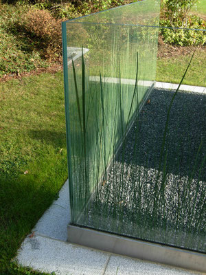 Glas Windfang aus VSG, Gras und Schilf in Glas eingebettet
