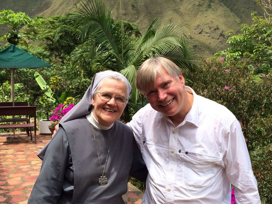 große Wiedersehensfreude nach 25 Jahren mit der Ärztin Schwester Johann Baptist, bei der Martin damals sein Praktikum gemacht hat