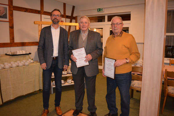 M. Schwanemann ehrt Claus Horeis und August Schwanemann für 65 Jahre Mitgliedschaft