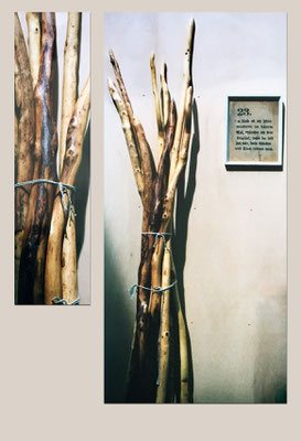 Mars-Stäbe, 1999, Holz und Bild mit Psalmtext, Länge der Stäbe: 160- 205 cm