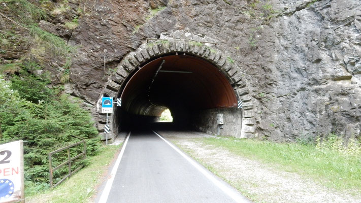 Auf der ehemaligen Bahntrasse abwärts