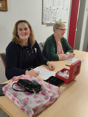 Ann-Christin und Krimhild an der Kasse