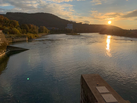 Blick rheinabwärts vom Stauwehr des Kraftwerks Ablbruck-Dogern bei Leibstadt. (Foto PC)