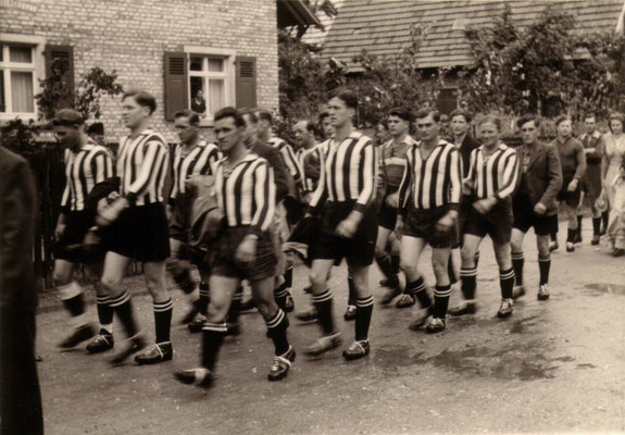 Sportfest 1948 -  Umzug durchs   Dorf