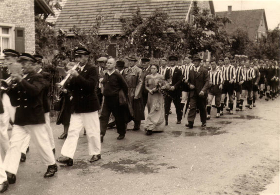Sportfest 1948 - Umzug durchs   Dorf mit Musikverein