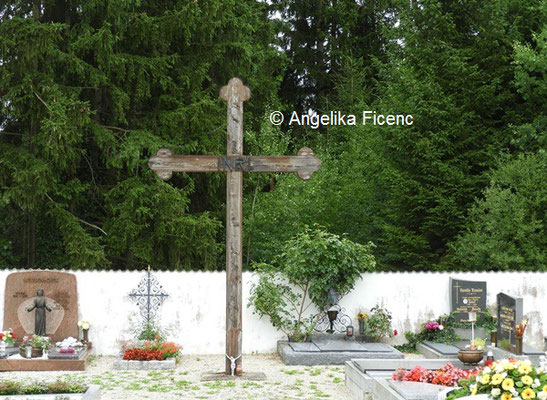 Friedhofskreuz Rosenau © Mag. Angelika Ficenc