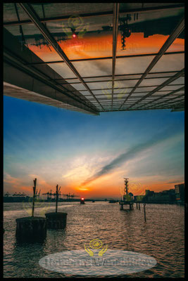 Sonnenuntergang himmel ueber der elbe am dockland als hamburg wandbilder motive